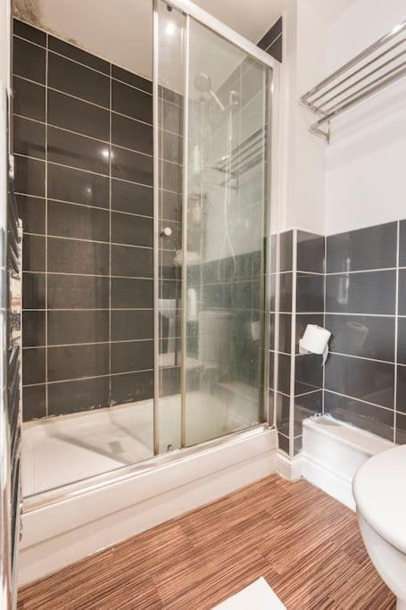 En-Suit Room With Free Dedicated Parking Manchester Exterior foto
